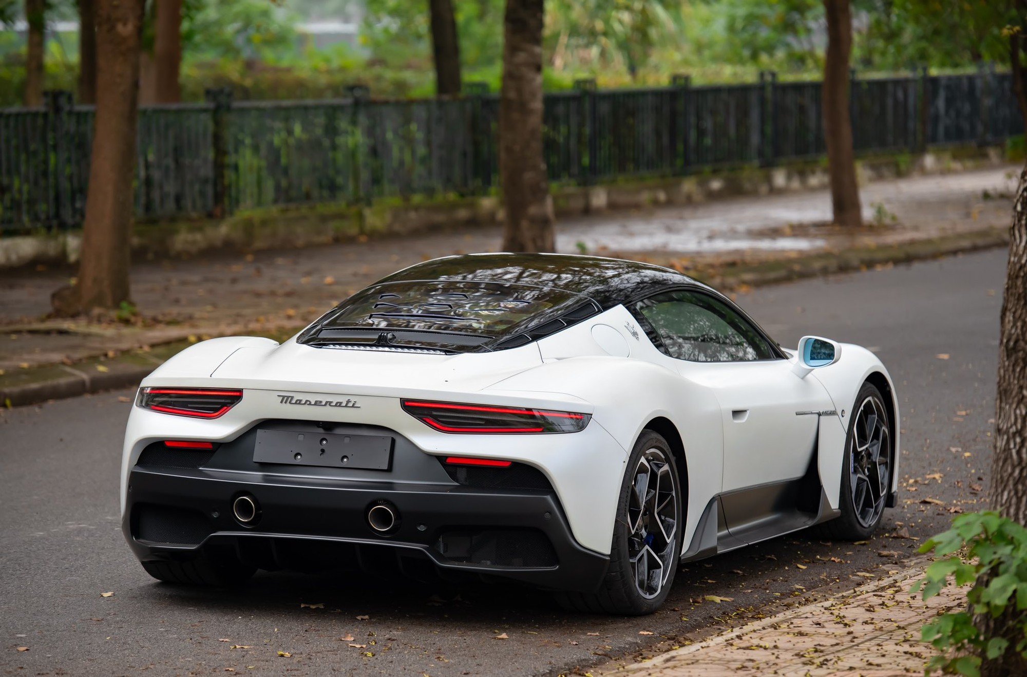 &lsquo;Bốc hơi&rsquo; gần 8 tỷ đồng bằng căn chung cư xịn ở H&agrave; Nội, chiếc Maserati MC20 n&agrave;y vẫn m&ograve;n mỏi t&igrave;m chủ sau gần 4 năm về nước- Ảnh 3.