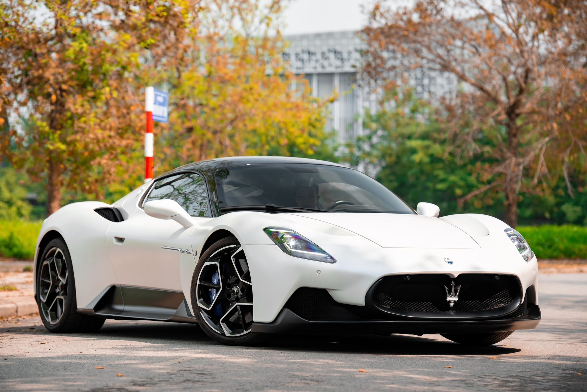 &lsquo;Bốc hơi&rsquo; gần 8 tỷ đồng bằng căn chung cư xịn ở H&agrave; Nội, chiếc Maserati MC20 n&agrave;y vẫn m&ograve;n mỏi t&igrave;m chủ sau gần 4 năm về nước- Ảnh 2.