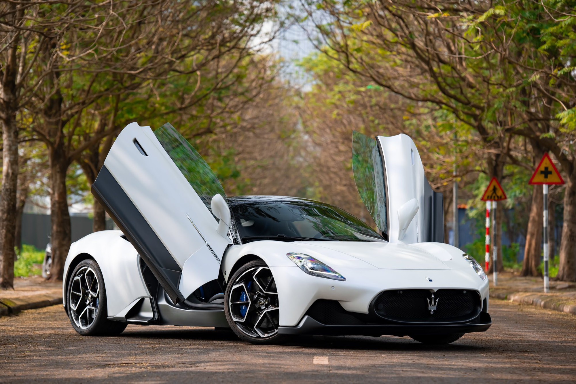 &lsquo;Bốc hơi&rsquo; gần 8 tỷ đồng bằng căn chung cư xịn ở H&agrave; Nội, chiếc Maserati MC20 n&agrave;y vẫn m&ograve;n mỏi t&igrave;m chủ sau gần 4 năm về nước- Ảnh 5.