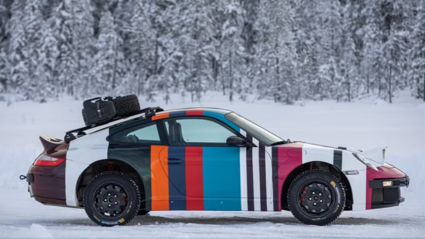 Chủ xe Porsche kh&ocirc;ng cần tốn tiền sơn hay d&aacute;n nữa khi h&atilde;ng c&oacute; c&ocirc;ng nghệ n&agrave;y: Chỉ cần giơ m&aacute;y ảnh chụp, xe tự đổi m&agrave;u như tắc k&egrave; hoa- Ảnh 1.