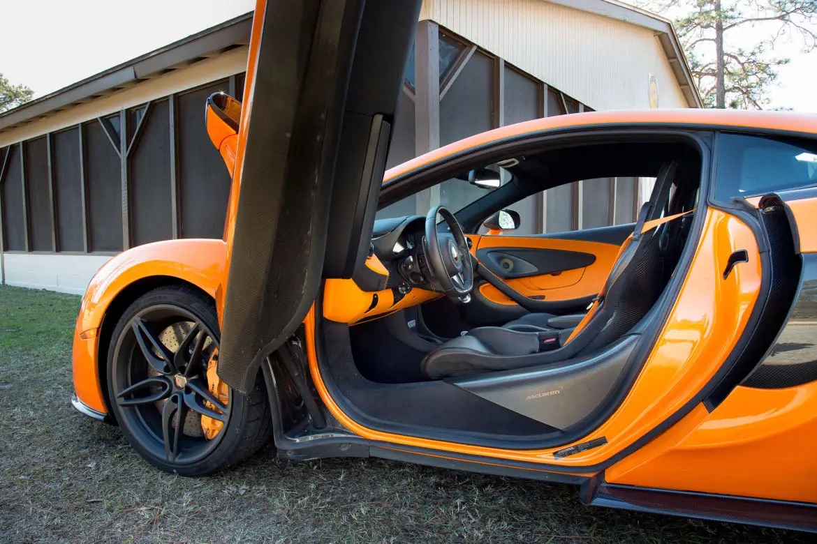 Đăng clip cô gái không biết mở cửa xe McLaren gây sốt, thanh niên tạo tranh cãi khi khẳng định đây là ‘tín hiệu tốt’- Ảnh 1. Đăng clip cô gái không biết mở cửa xe McLaren gây sốt, thanh niên tạo tranh cãi khi khẳng định đây là ‘tín hiệu tốt’- Ảnh 1.