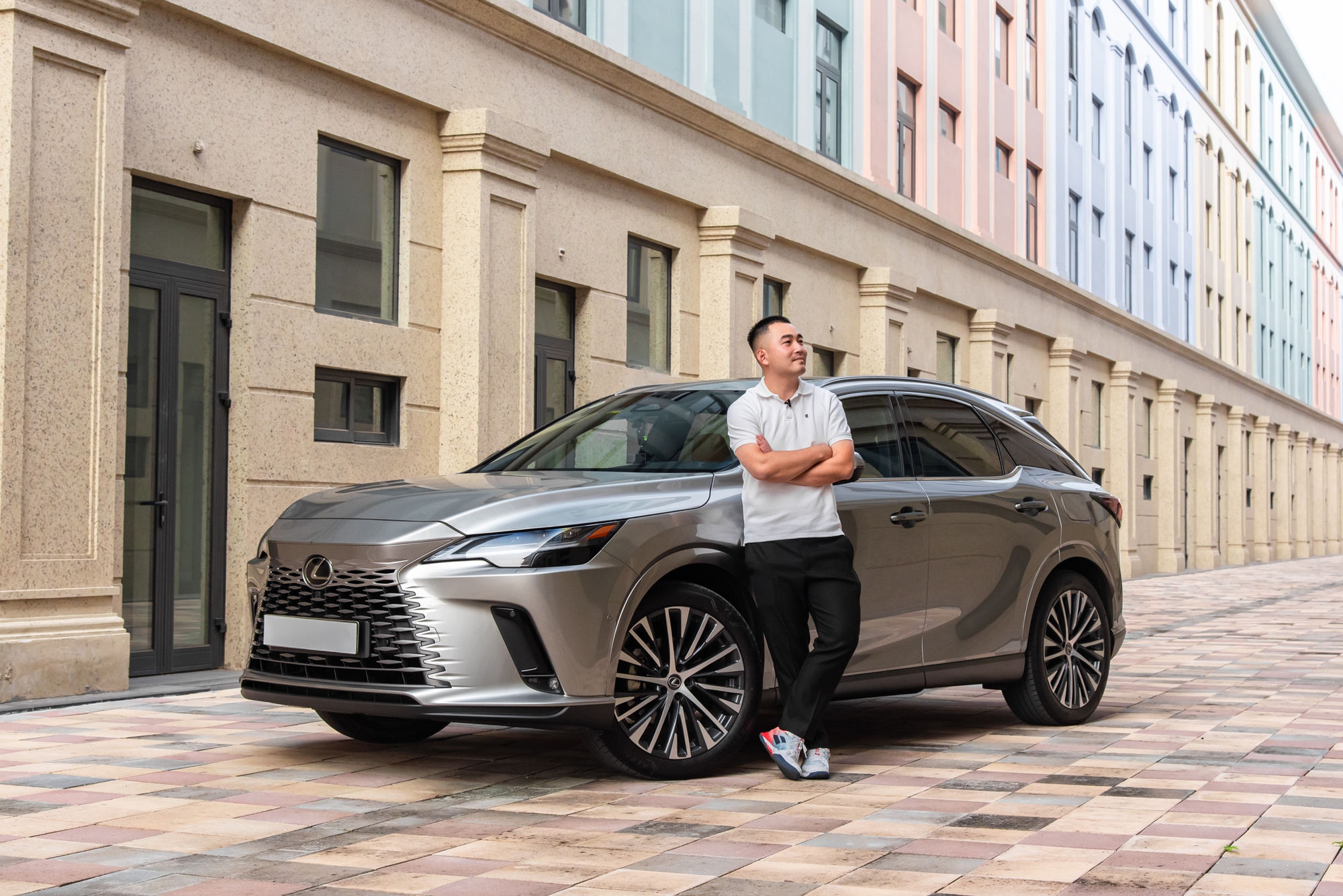 Quyết mua bằng được Lexus RX 350h, chủ doanh nghiệp trẻ tại L&acirc;m Đồng chia sẻ: &lsquo;M&igrave;nh cần bước xuống xe sau h&agrave;ng trăm km m&agrave; kh&ocirc;ng thấy mệt&rsquo;- Ảnh 22.