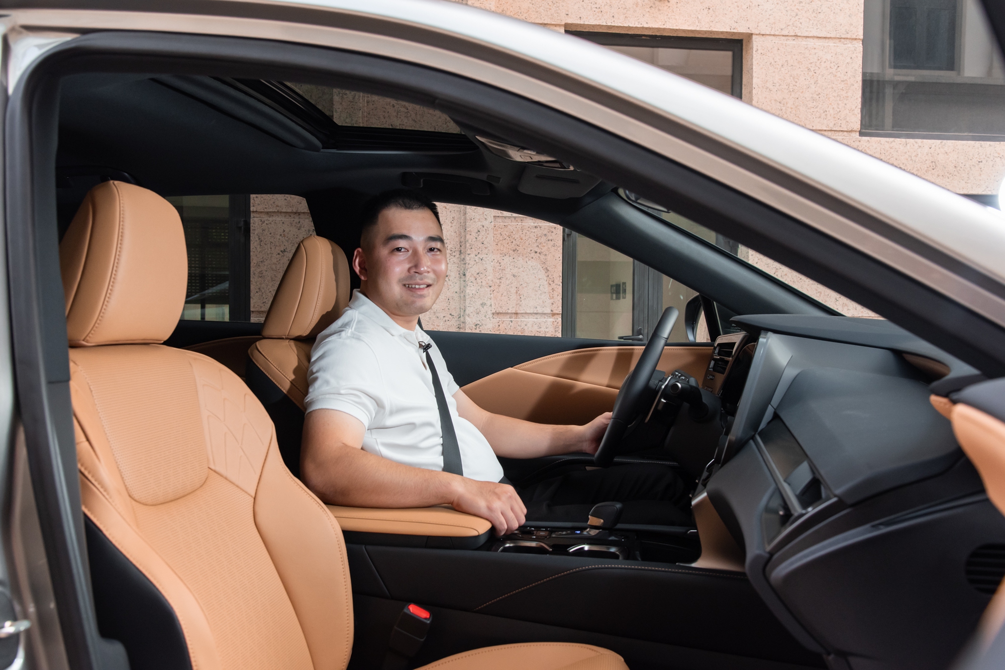 Quyết mua bằng được Lexus RX 350h, chủ doanh nghiệp trẻ tại Lâm Đồng chia sẻ: ‘Mình cần bước xuống xe sau hàng trăm km mà không thấy mệt’- Ảnh 11.