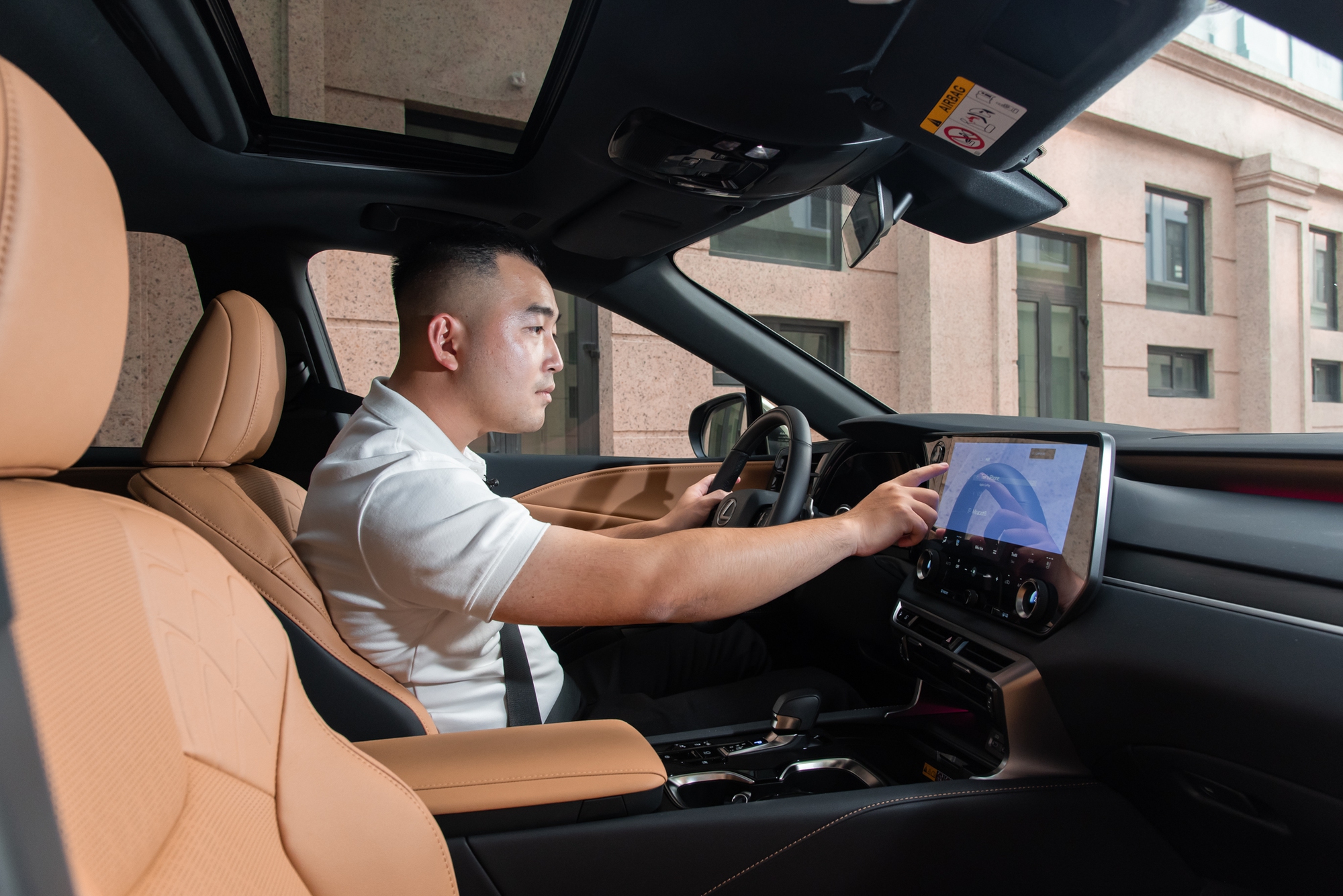 Quyết mua bằng được Lexus RX 350h, chủ doanh nghiệp trẻ tại L&acirc;m Đồng chia sẻ: &lsquo;M&igrave;nh cần bước xuống xe sau h&agrave;ng trăm km m&agrave; kh&ocirc;ng thấy mệt&rsquo;- Ảnh 16.