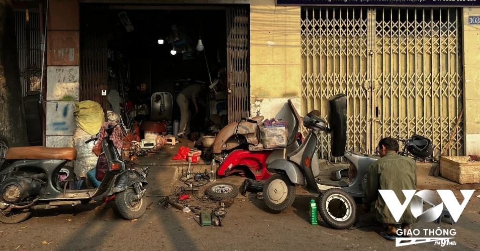 Nghề bơm v&aacute; xe đạp, xe m&aacute;y tr&ecirc;n phố ở H&agrave; Nội sắp biến mất?- Ảnh 10.