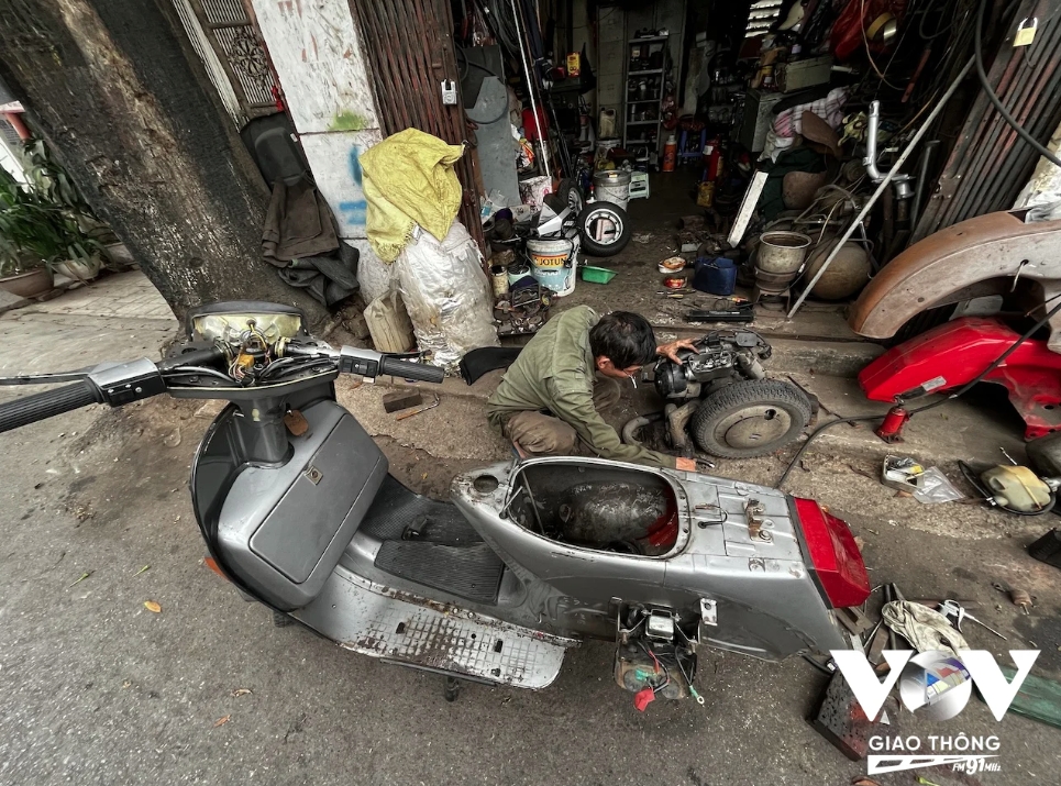 Nghề bơm v&aacute; xe đạp, xe m&aacute;y tr&ecirc;n phố ở H&agrave; Nội sắp biến mất?- Ảnh 12.