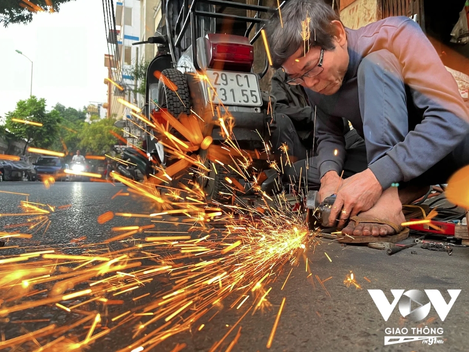 Nghề bơm v&aacute; xe đạp, xe m&aacute;y tr&ecirc;n phố ở H&agrave; Nội sắp biến mất?- Ảnh 16.