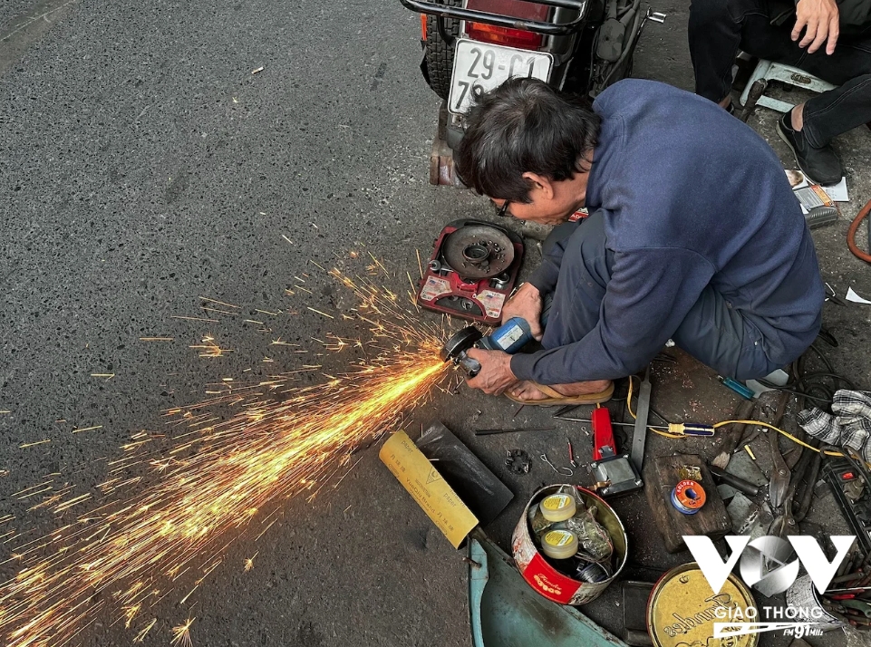 Nghề bơm v&aacute; xe đạp, xe m&aacute;y tr&ecirc;n phố ở H&agrave; Nội sắp biến mất?- Ảnh 17.