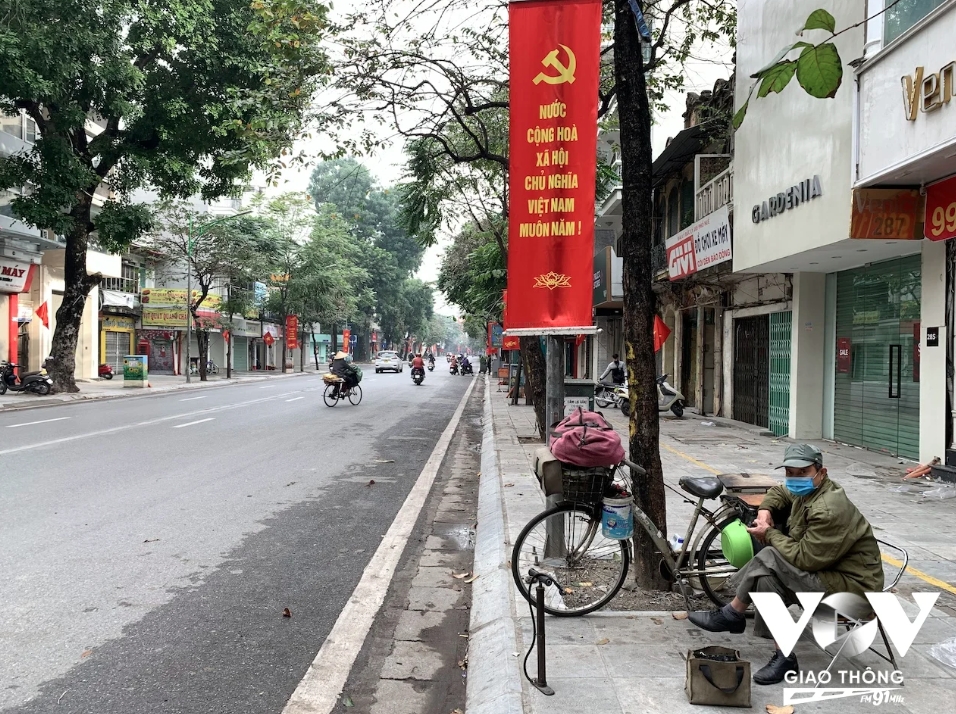 Nghề bơm v&aacute; xe đạp, xe m&aacute;y tr&ecirc;n phố ở H&agrave; Nội sắp biến mất?- Ảnh 1.