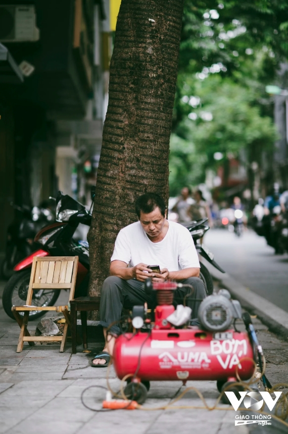 Nghề bơm v&aacute; xe đạp, xe m&aacute;y tr&ecirc;n phố ở H&agrave; Nội sắp biến mất?- Ảnh 2.