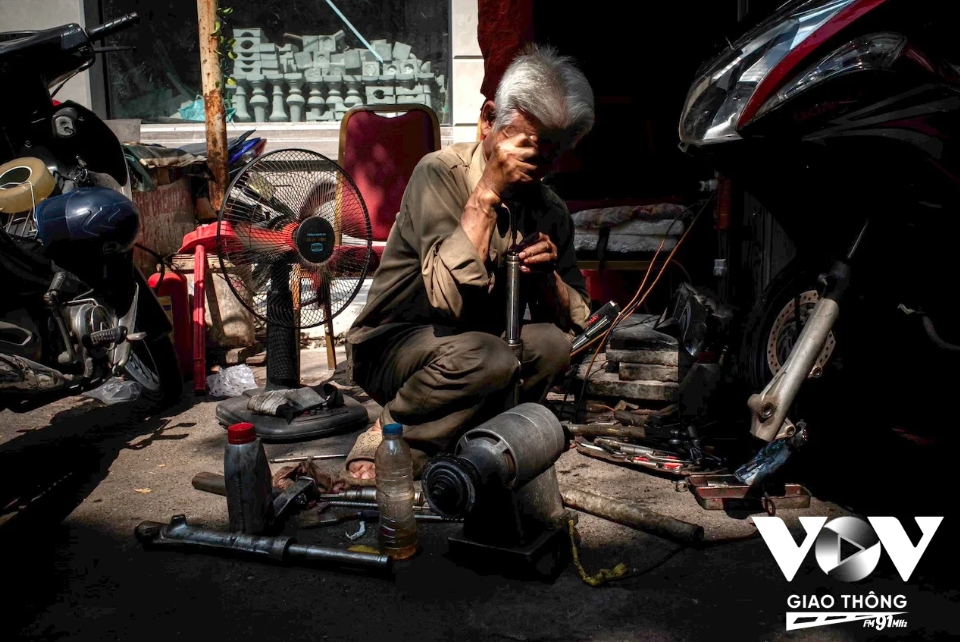 Nghề bơm v&aacute; xe đạp, xe m&aacute;y tr&ecirc;n phố ở H&agrave; Nội sắp biến mất?- Ảnh 3.