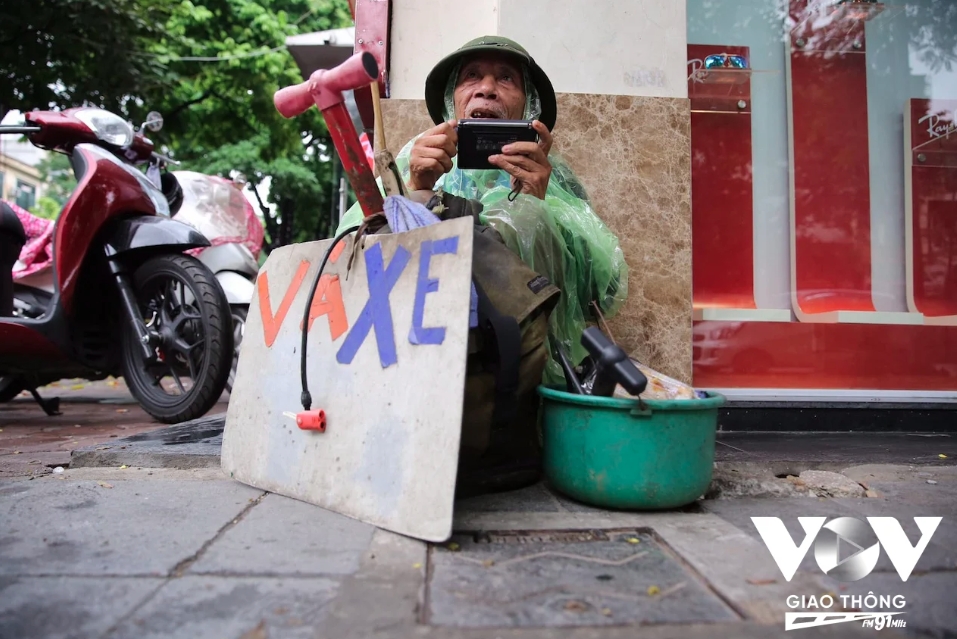 Nghề bơm v&aacute; xe đạp, xe m&aacute;y tr&ecirc;n phố ở H&agrave; Nội sắp biến mất?- Ảnh 4.