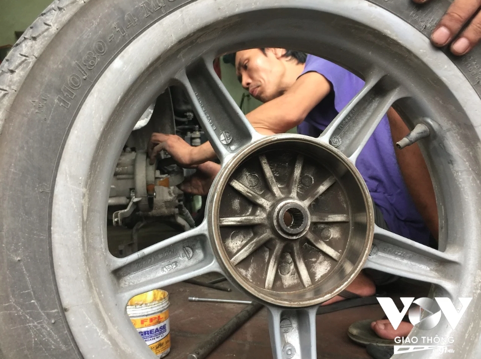 Nghề bơm v&aacute; xe đạp, xe m&aacute;y tr&ecirc;n phố ở H&agrave; Nội sắp biến mất?- Ảnh 6.