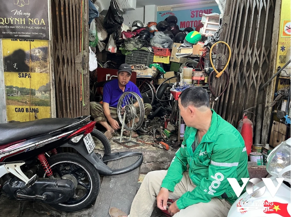 Nghề bơm v&aacute; xe đạp, xe m&aacute;y tr&ecirc;n phố ở H&agrave; Nội sắp biến mất?- Ảnh 8.