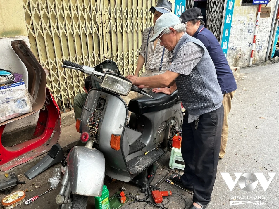 Nghề bơm v&aacute; xe đạp, xe m&aacute;y tr&ecirc;n phố ở H&agrave; Nội sắp biến mất?- Ảnh 9.