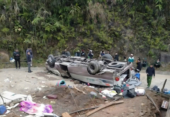 Xe chở đo&agrave;n thiện nguyện bị lật ở L&agrave;o Cai, &iacute;t nhất 8 người tử vong- Ảnh 1.