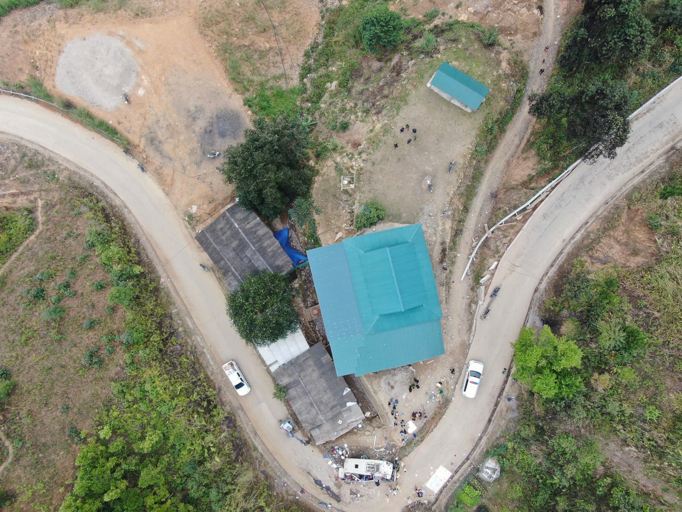 Vụ lật xe chở đo&agrave;n đi từ thiện khiến 9 người chết: Nh&acirc;n chứng kể l&uacute;c xe lật, nạn nh&acirc;n rơi ra ngo&agrave;i- Ảnh 4.