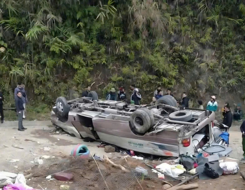 Vụ lật xe chở đo&agrave;n đi từ thiện khiến 9 người chết: Nh&acirc;n chứng kể l&uacute;c xe lật, nạn nh&acirc;n rơi ra ngo&agrave;i- Ảnh 5.