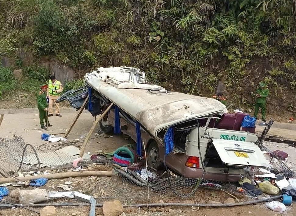 Vụ lật xe chở đo&agrave;n đi từ thiện khiến 9 người chết: Nh&acirc;n chứng kể l&uacute;c xe lật, nạn nh&acirc;n rơi ra ngo&agrave;i- Ảnh 3.