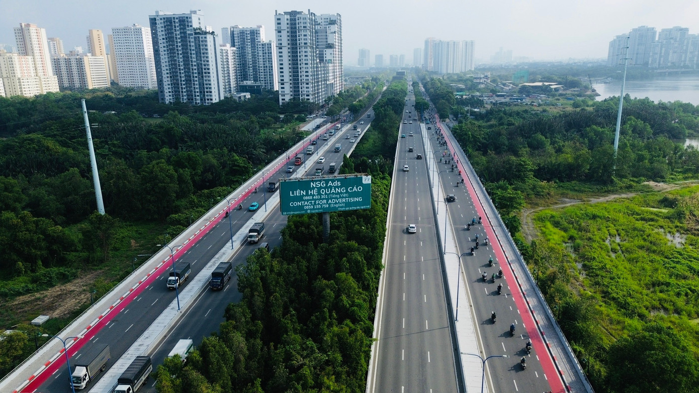 Ngắm l&agrave;n đường d&agrave;nh cho xe đạp đầu ti&ecirc;n tại TPHCM- Ảnh 1.