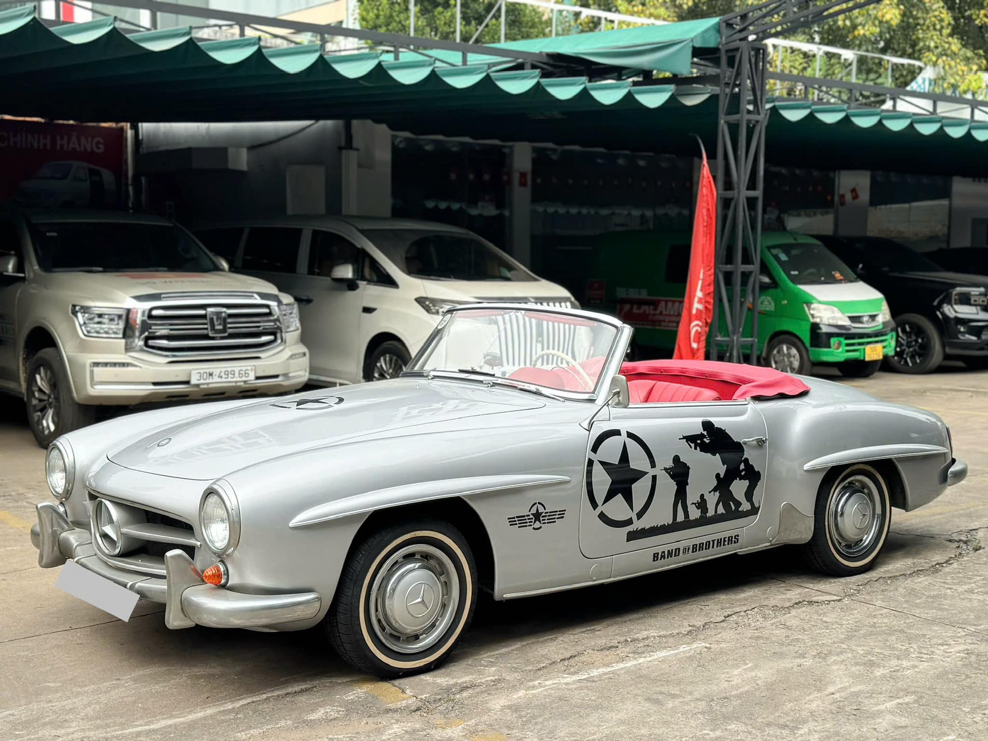 Hàng hiếm Mercedes-Benz 190 SL giá 13 tỷ đồng lên sàn: ‘Món đồ chơi’ cùng gu với ông Đặng Lê Nguyên Vũ, cả Việt Nam chỉ có vài chiếc- Ảnh 2. Hàng hiếm Mercedes-Benz 190 SL giá 13 tỷ đồng lên sàn: ‘Món đồ chơi’ cùng gu với ông Đặng Lê Nguyên Vũ, cả Việt Nam chỉ có vài chiếc- Ảnh 2.