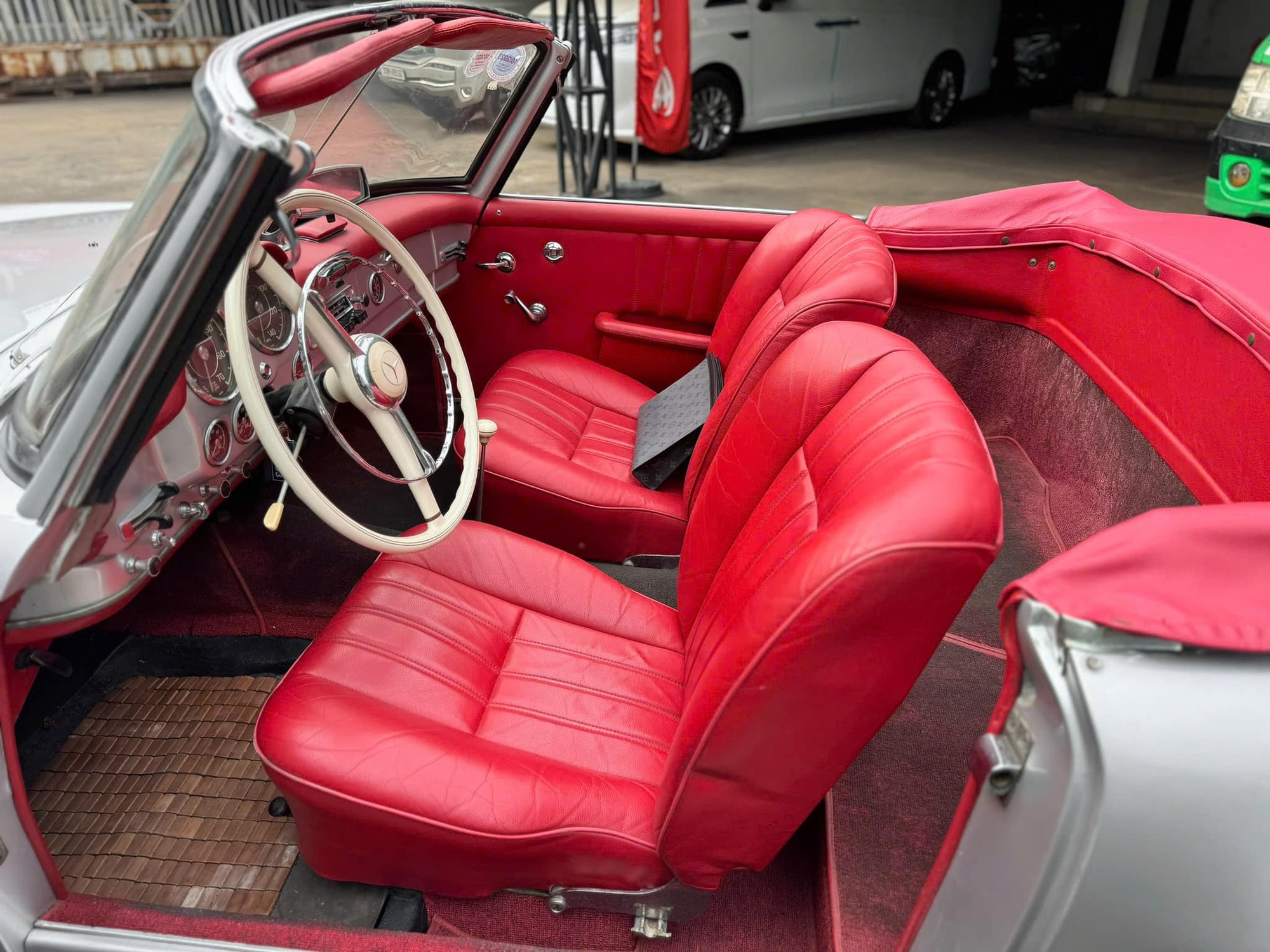 Hàng hiếm Mercedes-Benz 190 SL giá 13 tỷ đồng lên sàn: ‘Món đồ chơi’ cùng gu với ông Đặng Lê Nguyên Vũ, cả Việt Nam chỉ có vài chiếc- Ảnh 8. Hàng hiếm Mercedes-Benz 190 SL giá 13 tỷ đồng lên sàn: ‘Món đồ chơi’ cùng gu với ông Đặng Lê Nguyên Vũ, cả Việt Nam chỉ có vài chiếc- Ảnh 8.