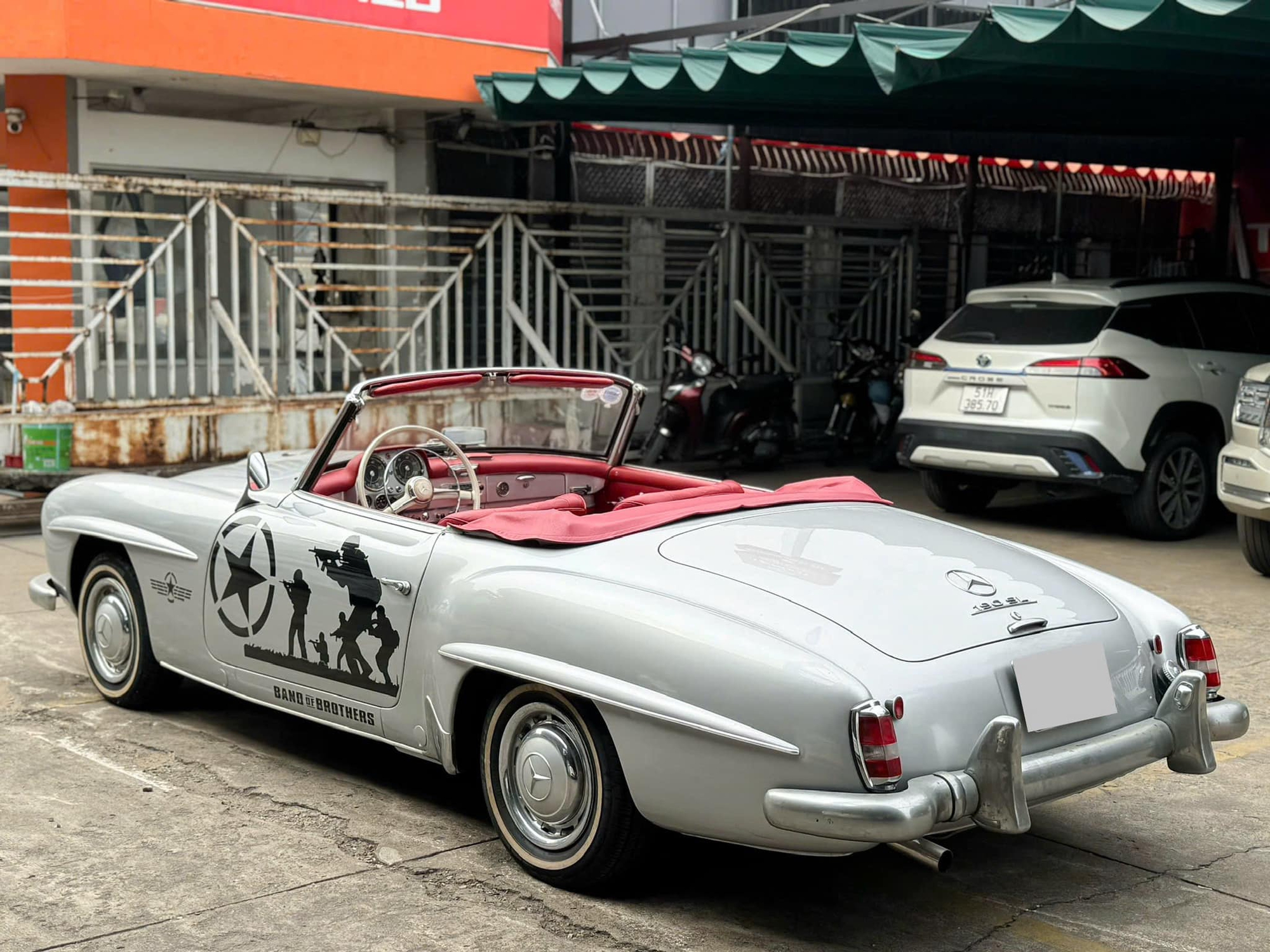 Hàng hiếm Mercedes-Benz 190 SL giá 13 tỷ đồng lên sàn: ‘Món đồ chơi’ cùng gu với ông Đặng Lê Nguyên Vũ, cả Việt Nam chỉ có vài chiếc- Ảnh 3. Hàng hiếm Mercedes-Benz 190 SL giá 13 tỷ đồng lên sàn: ‘Món đồ chơi’ cùng gu với ông Đặng Lê Nguyên Vũ, cả Việt Nam chỉ có vài chiếc- Ảnh 3.