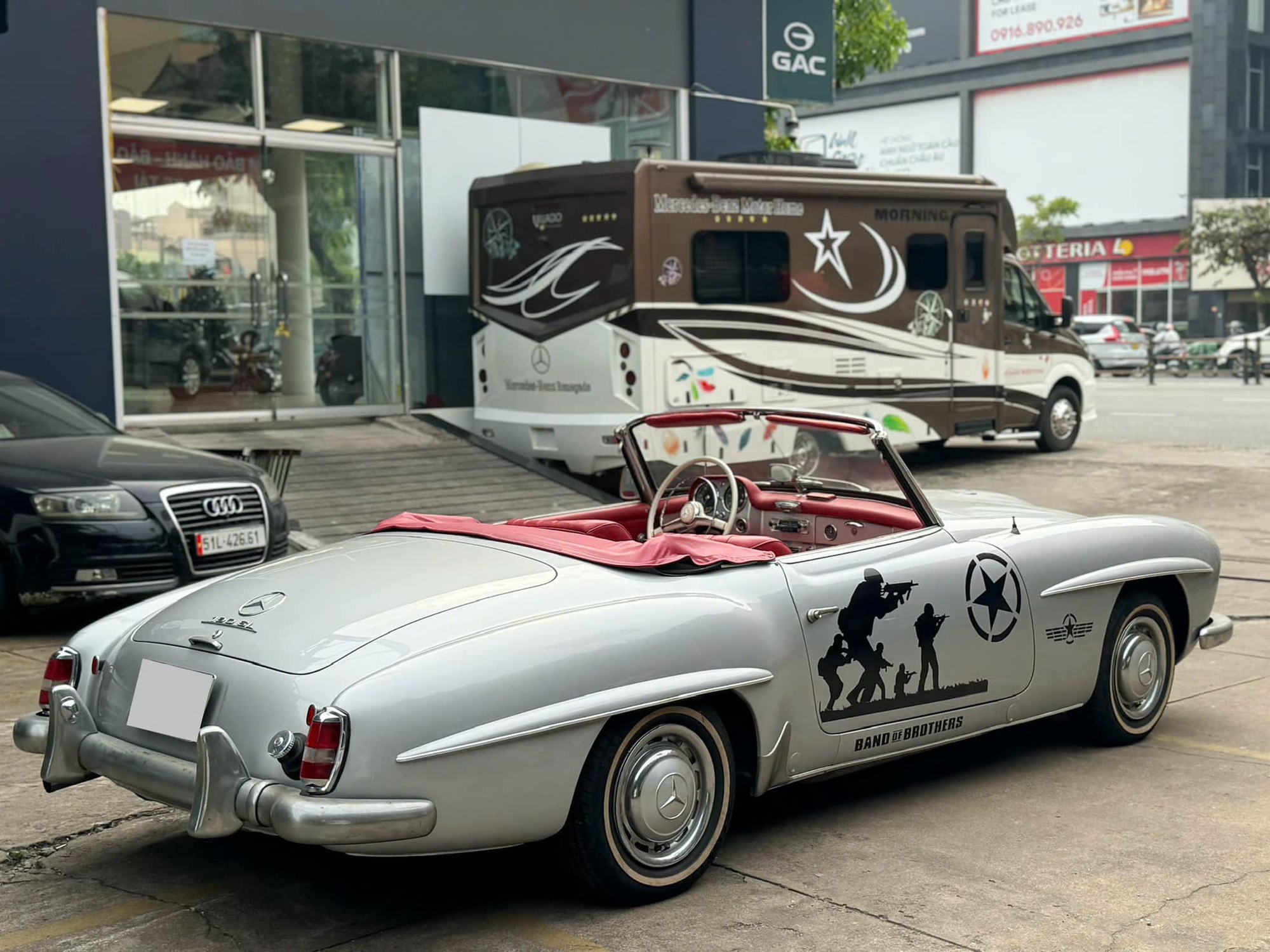 Hàng hiếm Mercedes-Benz 190 SL giá 13 tỷ đồng lên sàn: ‘Món đồ chơi’ cùng gu với ông Đặng Lê Nguyên Vũ, cả Việt Nam chỉ có vài chiếc- Ảnh 6. Hàng hiếm Mercedes-Benz 190 SL giá 13 tỷ đồng lên sàn: ‘Món đồ chơi’ cùng gu với ông Đặng Lê Nguyên Vũ, cả Việt Nam chỉ có vài chiếc- Ảnh 6.