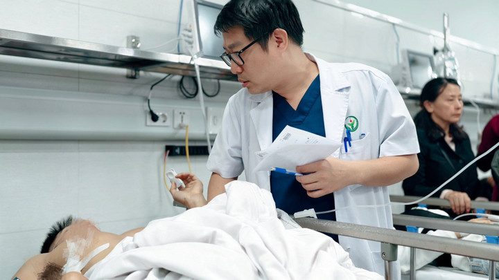 Sức khỏe nạn nh&acirc;n vụ lật xe kh&aacute;ch ở L&agrave;o Cai: Nhiều ca đa chấn thương nặng- Ảnh 1.