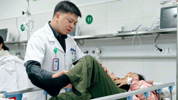 Sức khỏe nạn nh&acirc;n vụ lật xe kh&aacute;ch ở L&agrave;o Cai: Nhiều ca đa chấn thương nặng- Ảnh 2.