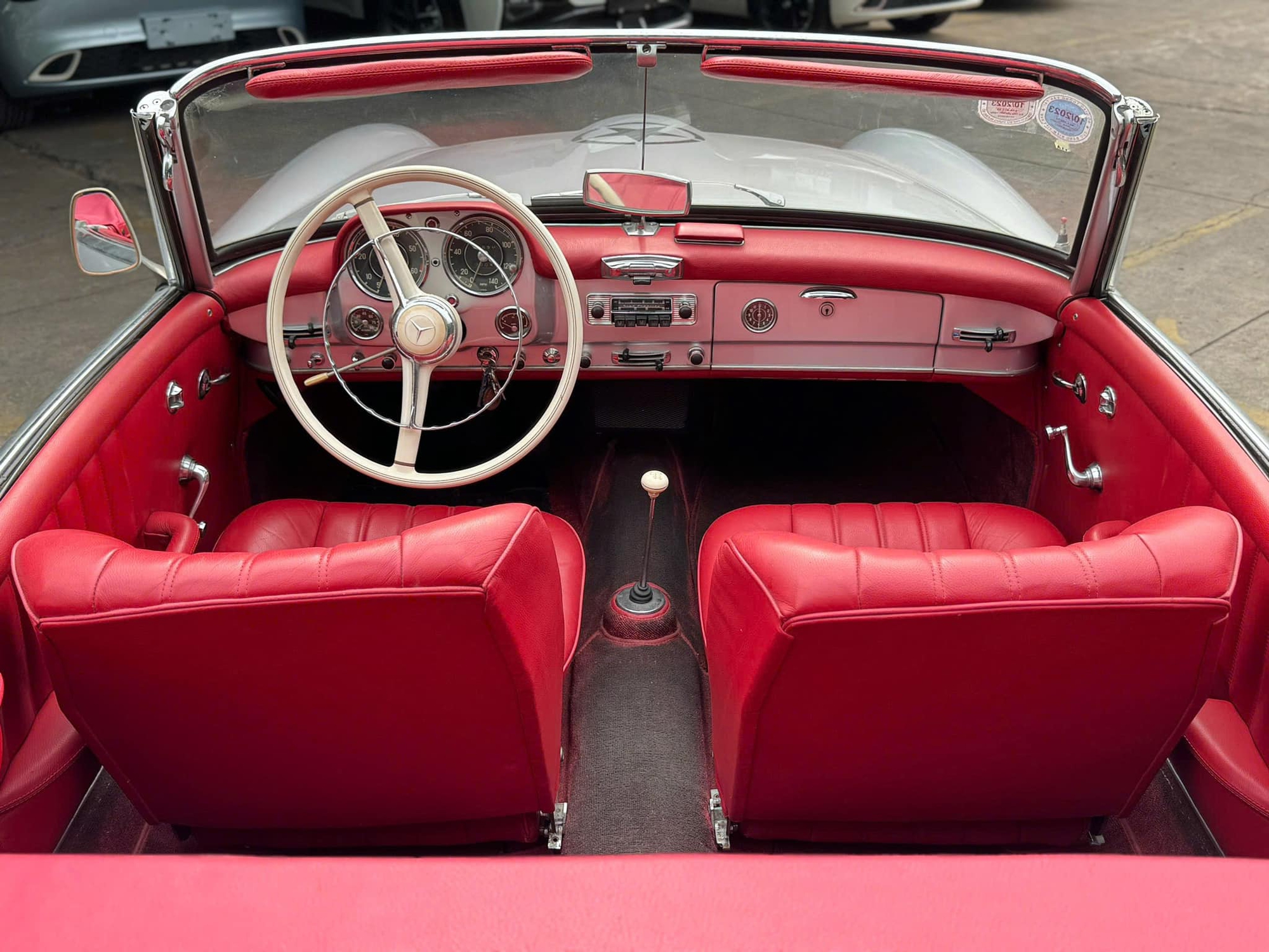 Hàng hiếm Mercedes-Benz 190 SL giá 13 tỷ đồng lên sàn: ‘Món đồ chơi’ cùng gu với ông Đặng Lê Nguyên Vũ, cả Việt Nam chỉ có vài chiếc- Ảnh 4. Hàng hiếm Mercedes-Benz 190 SL giá 13 tỷ đồng lên sàn: ‘Món đồ chơi’ cùng gu với ông Đặng Lê Nguyên Vũ, cả Việt Nam chỉ có vài chiếc- Ảnh 4.