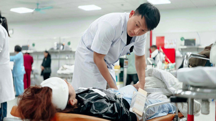 Sức khỏe nạn nh&acirc;n vụ lật xe kh&aacute;ch ở L&agrave;o Cai: Nhiều ca đa chấn thương nặng- Ảnh 3.