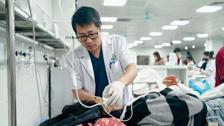 Sức khỏe nạn nh&acirc;n vụ lật xe kh&aacute;ch ở L&agrave;o Cai: Nhiều ca đa chấn thương nặng- Ảnh 5.