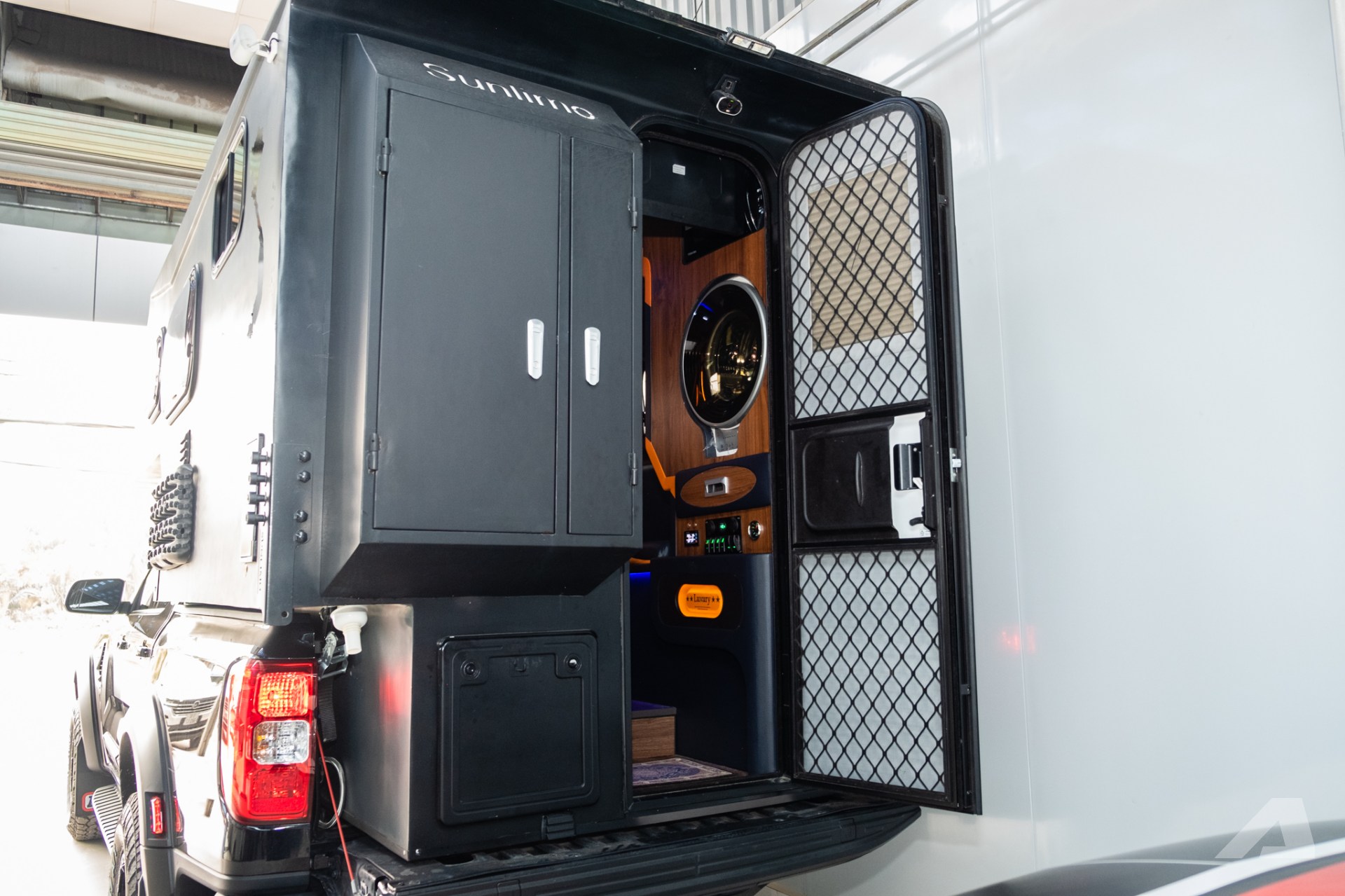 Thợ Việt làm nhà mini cho bán tải: Giá tới hơn 650 triệu đồng, có bếp, nhà vệ sinh, quầy rượu sang xịn, chủ xe tự tháo lắp được- Ảnh 6. Thợ Việt làm nhà mini cho bán tải: Giá tới hơn 650 triệu đồng, có bếp, nhà vệ sinh, quầy rượu sang xịn, chủ xe tự tháo lắp được- Ảnh 6.