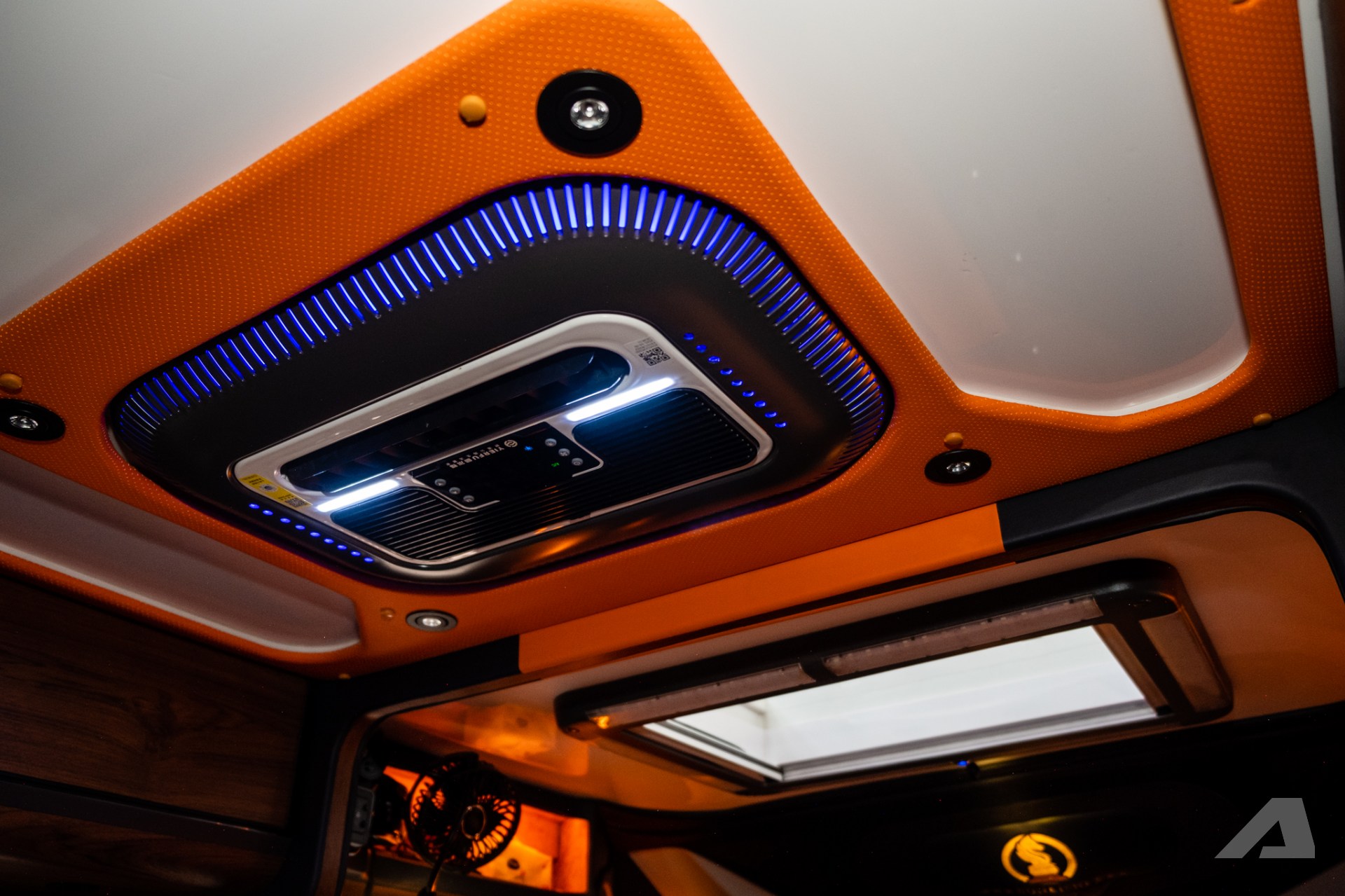 Thợ Việt l&agrave;m nh&agrave; mini cho b&aacute;n tải: Gi&aacute; tới hơn 650 triệu đồng, c&oacute; bếp, nh&agrave; vệ sinh, quầy rượu sang xịn, chủ xe tự th&aacute;o lắp được- Ảnh 12.