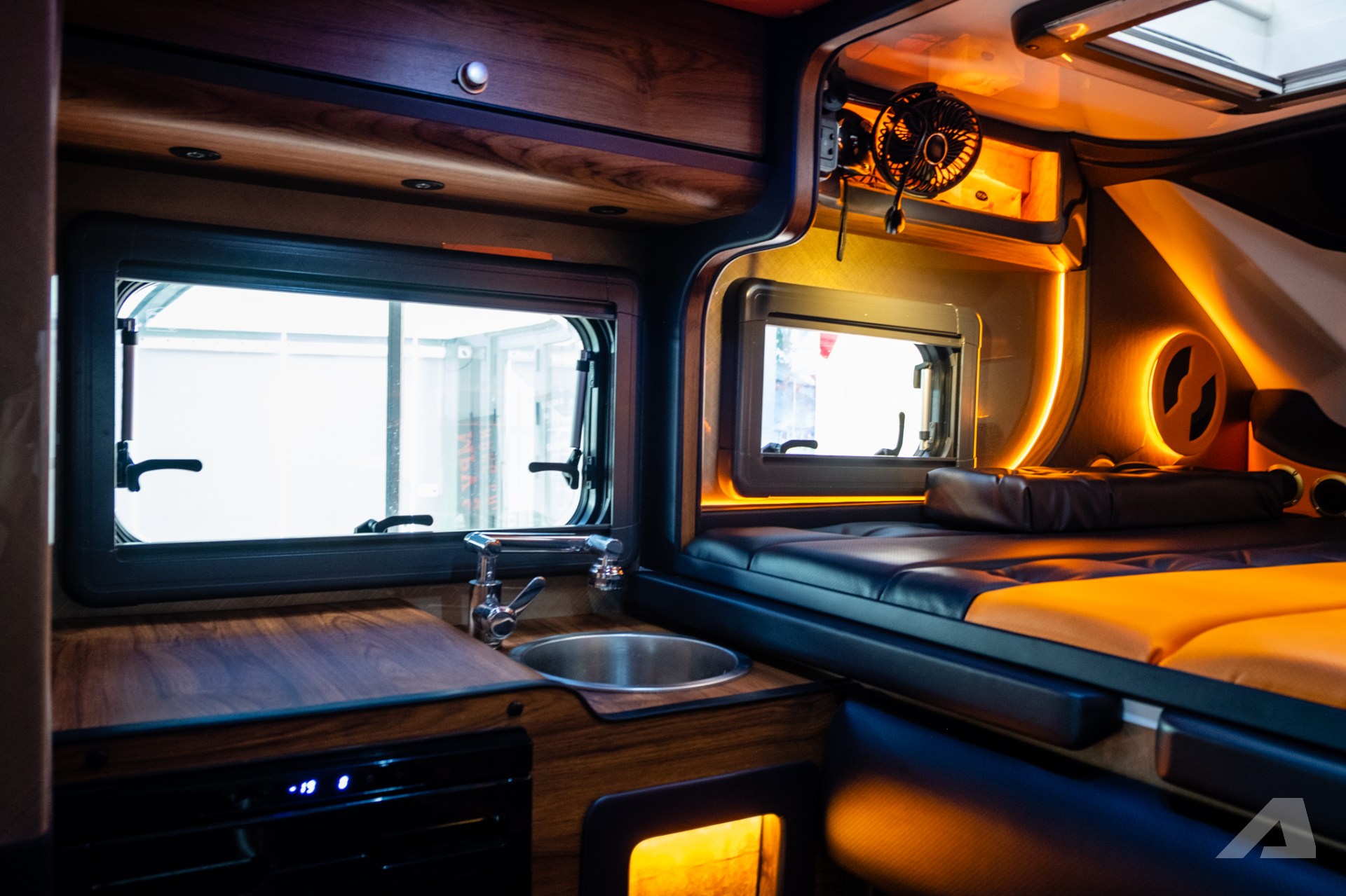 Thợ Việt làm nhà mini cho bán tải: Giá tới hơn 650 triệu đồng, có bếp, nhà vệ sinh, quầy rượu sang xịn, chủ xe tự tháo lắp được- Ảnh 8. Thợ Việt làm nhà mini cho bán tải: Giá tới hơn 650 triệu đồng, có bếp, nhà vệ sinh, quầy rượu sang xịn, chủ xe tự tháo lắp được- Ảnh 8.