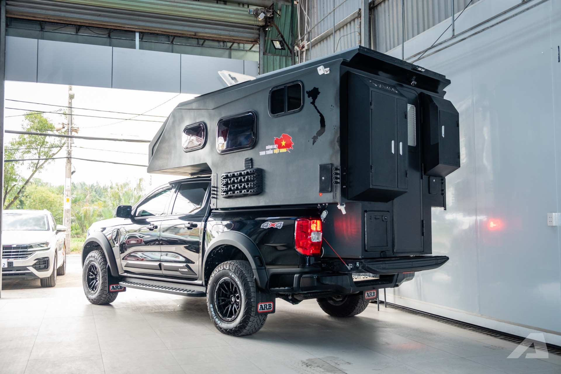 Thợ Việt làm nhà mini cho bán tải: Giá tới hơn 650 triệu đồng, có bếp, nhà vệ sinh, quầy rượu sang xịn, chủ xe tự tháo lắp được- Ảnh 3. Thợ Việt làm nhà mini cho bán tải: Giá tới hơn 650 triệu đồng, có bếp, nhà vệ sinh, quầy rượu sang xịn, chủ xe tự tháo lắp được- Ảnh 3.