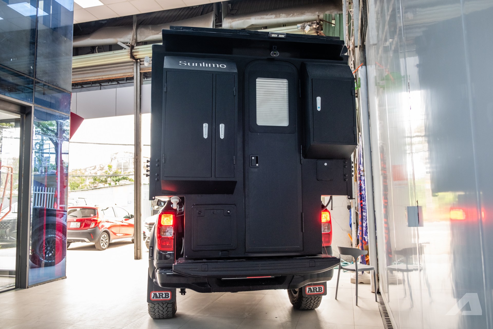 Thợ Việt làm nhà mini cho bán tải: Giá tới hơn 650 triệu đồng, có bếp, nhà vệ sinh, quầy rượu sang xịn, chủ xe tự tháo lắp được- Ảnh 4. Thợ Việt làm nhà mini cho bán tải: Giá tới hơn 650 triệu đồng, có bếp, nhà vệ sinh, quầy rượu sang xịn, chủ xe tự tháo lắp được- Ảnh 4.