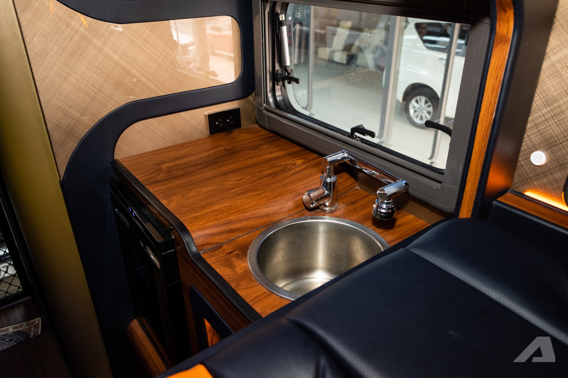 Thợ Việt làm nhà mini cho bán tải: Giá tới hơn 650 triệu đồng, có bếp, nhà vệ sinh, quầy rượu sang xịn, chủ xe tự tháo lắp được- Ảnh 13. Thợ Việt làm nhà mini cho bán tải: Giá tới hơn 650 triệu đồng, có bếp, nhà vệ sinh, quầy rượu sang xịn, chủ xe tự tháo lắp được- Ảnh 13.