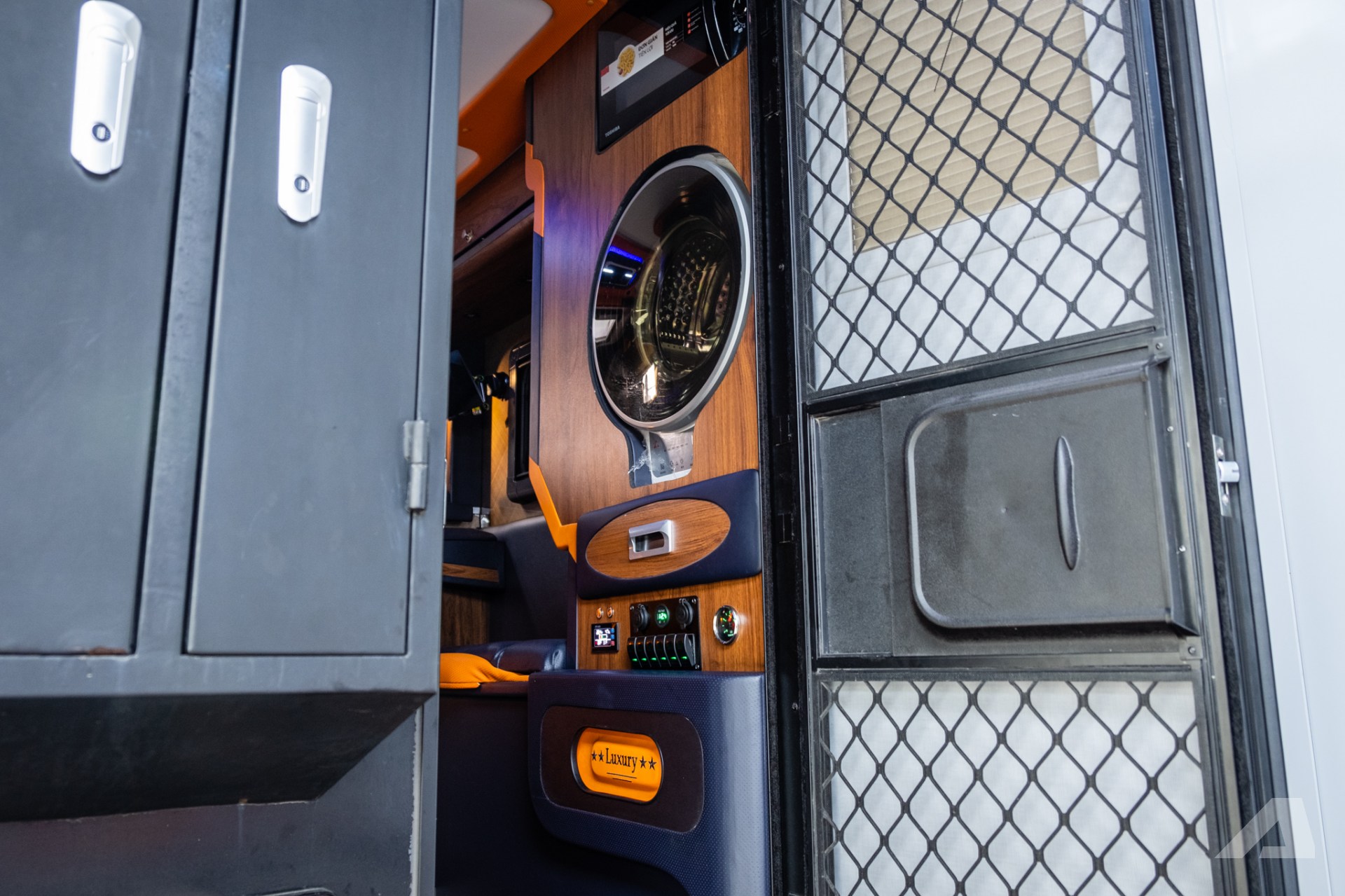 Thợ Việt làm nhà mini cho bán tải: Giá tới hơn 650 triệu đồng, có bếp, nhà vệ sinh, quầy rượu sang xịn, chủ xe tự tháo lắp được- Ảnh 15. Thợ Việt làm nhà mini cho bán tải: Giá tới hơn 650 triệu đồng, có bếp, nhà vệ sinh, quầy rượu sang xịn, chủ xe tự tháo lắp được- Ảnh 15.