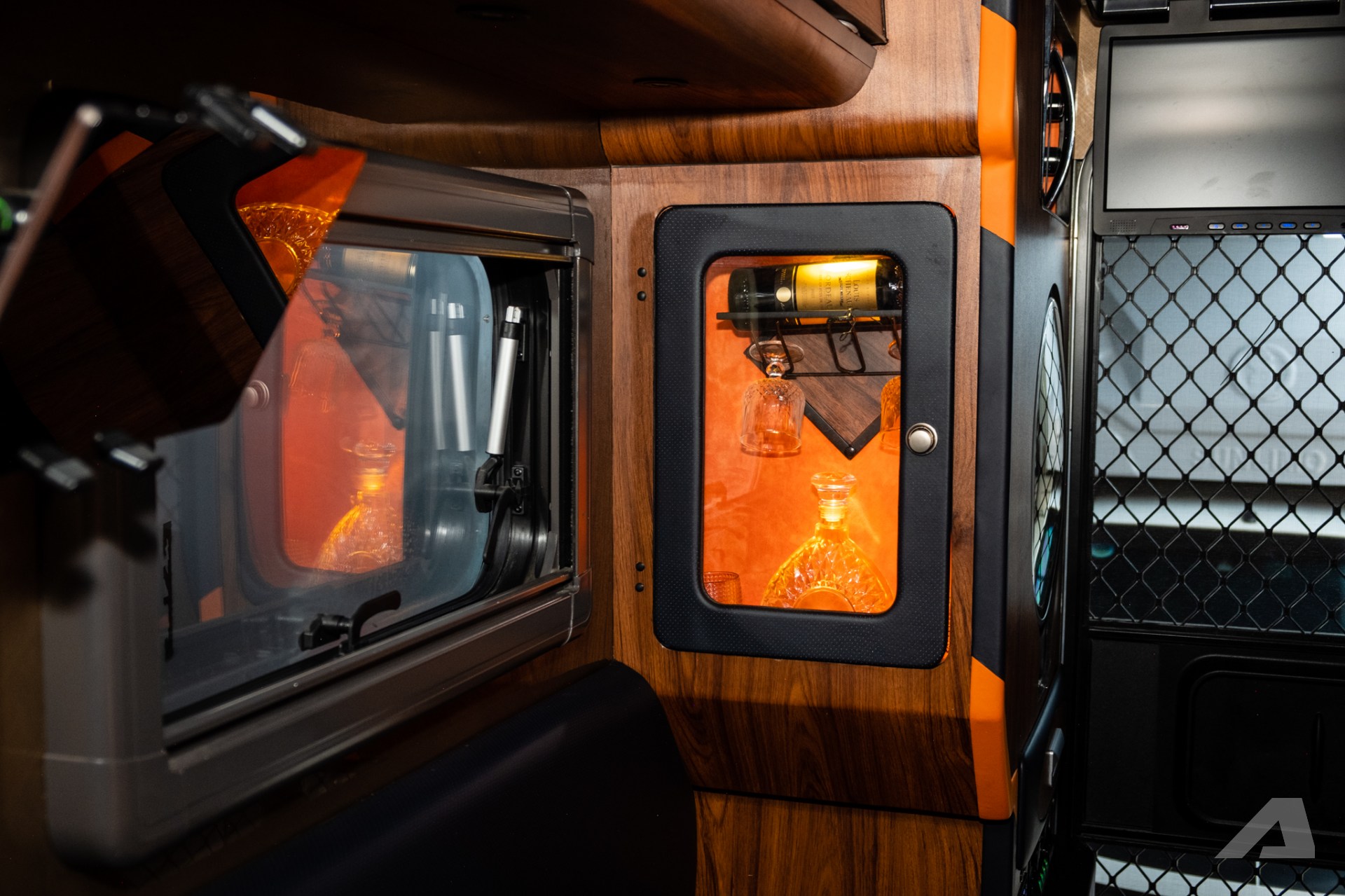 Thợ Việt làm nhà mini cho bán tải: Giá tới hơn 650 triệu đồng, có bếp, nhà vệ sinh, quầy rượu sang xịn, chủ xe tự tháo lắp được- Ảnh 18. Thợ Việt làm nhà mini cho bán tải: Giá tới hơn 650 triệu đồng, có bếp, nhà vệ sinh, quầy rượu sang xịn, chủ xe tự tháo lắp được- Ảnh 18.