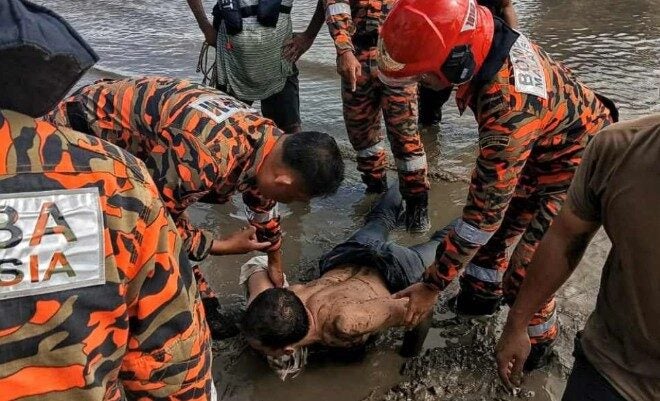 Đang lái ô tô thì cãi nhau với vợ, người đàn ông dừng xe rồi nhảy cầu trước sự hoang mang của bạn đời- Ảnh 2. Đang lái ô tô thì cãi nhau với vợ, người đàn ông dừng xe rồi nhảy cầu trước sự hoang mang của bạn đời- Ảnh 2.