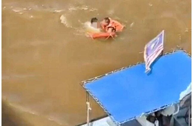 Đang lái ô tô thì cãi nhau với vợ, người đàn ông dừng xe rồi nhảy cầu trước sự hoang mang của bạn đời- Ảnh 1. Đang lái ô tô thì cãi nhau với vợ, người đàn ông dừng xe rồi nhảy cầu trước sự hoang mang của bạn đời- Ảnh 1.