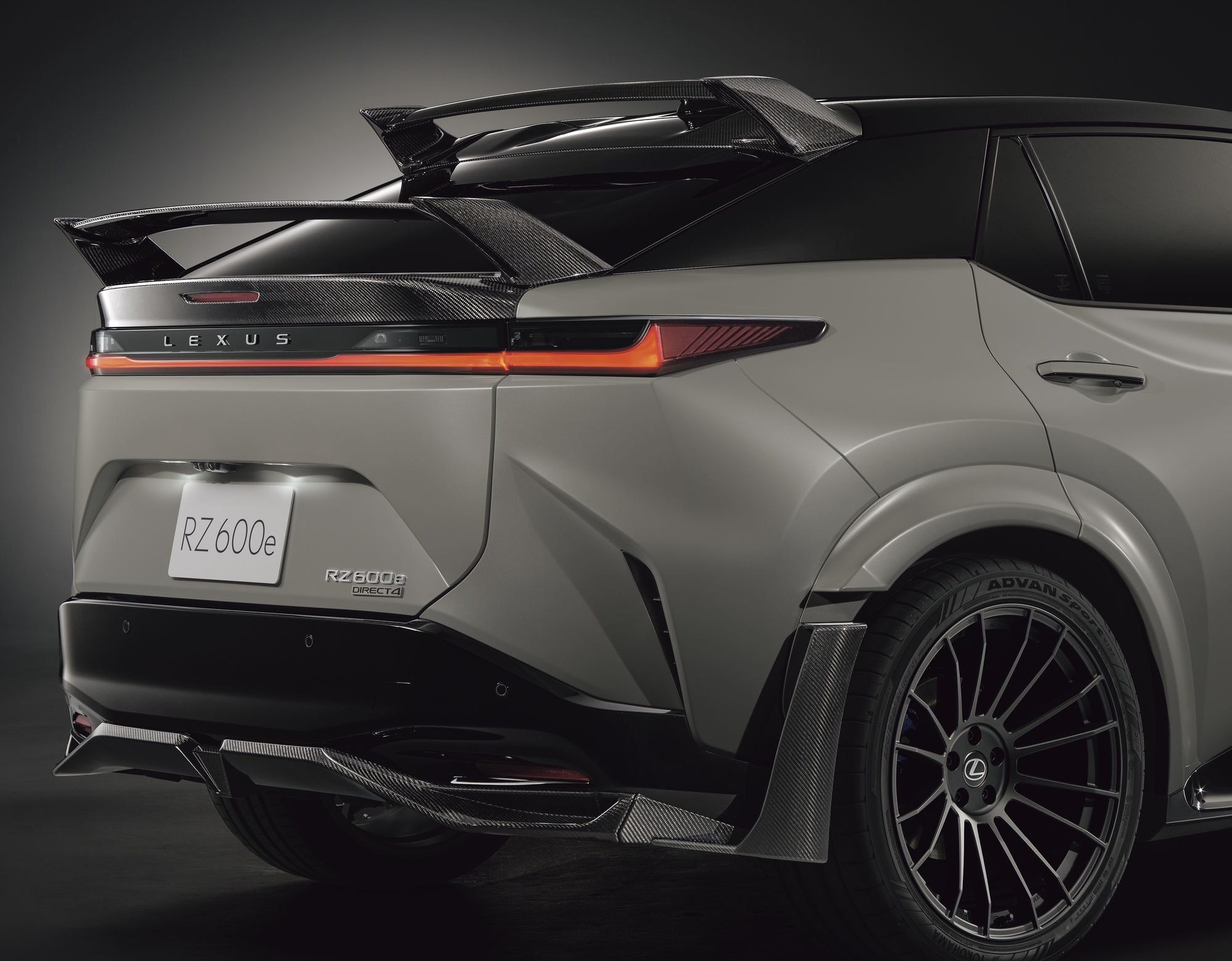 Th&iacute;ch Lexus RX nhưng vẫn chưa đủ thể thao, đ&acirc;y sẽ l&agrave; phi&ecirc;n bản ph&ugrave; hợp: Mạnh 426 m&atilde; lực, 'd&aacute;t' đầy carbon, kh&aacute;ch muốn mua phải xếp h&agrave;ng bốc thăm- Ảnh 7.
