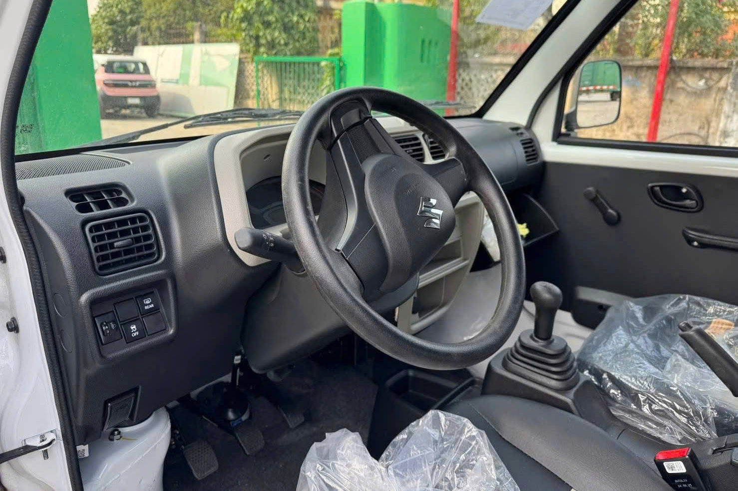 Ảnh thực tế 'Su cóc' mới giá 310 triệu đồng tại Việt Nam: Nhiều trang bị an toàn, nhỏ hơn EC Van nhưng có cửa lùa, chạy 500km/bình xăng- Ảnh 8. Ảnh thực tế 'Su cóc' mới giá 310 triệu đồng tại Việt Nam: Nhiều trang bị an toàn, nhỏ hơn EC Van nhưng có cửa lùa, chạy 500km/bình xăng- Ảnh 8.