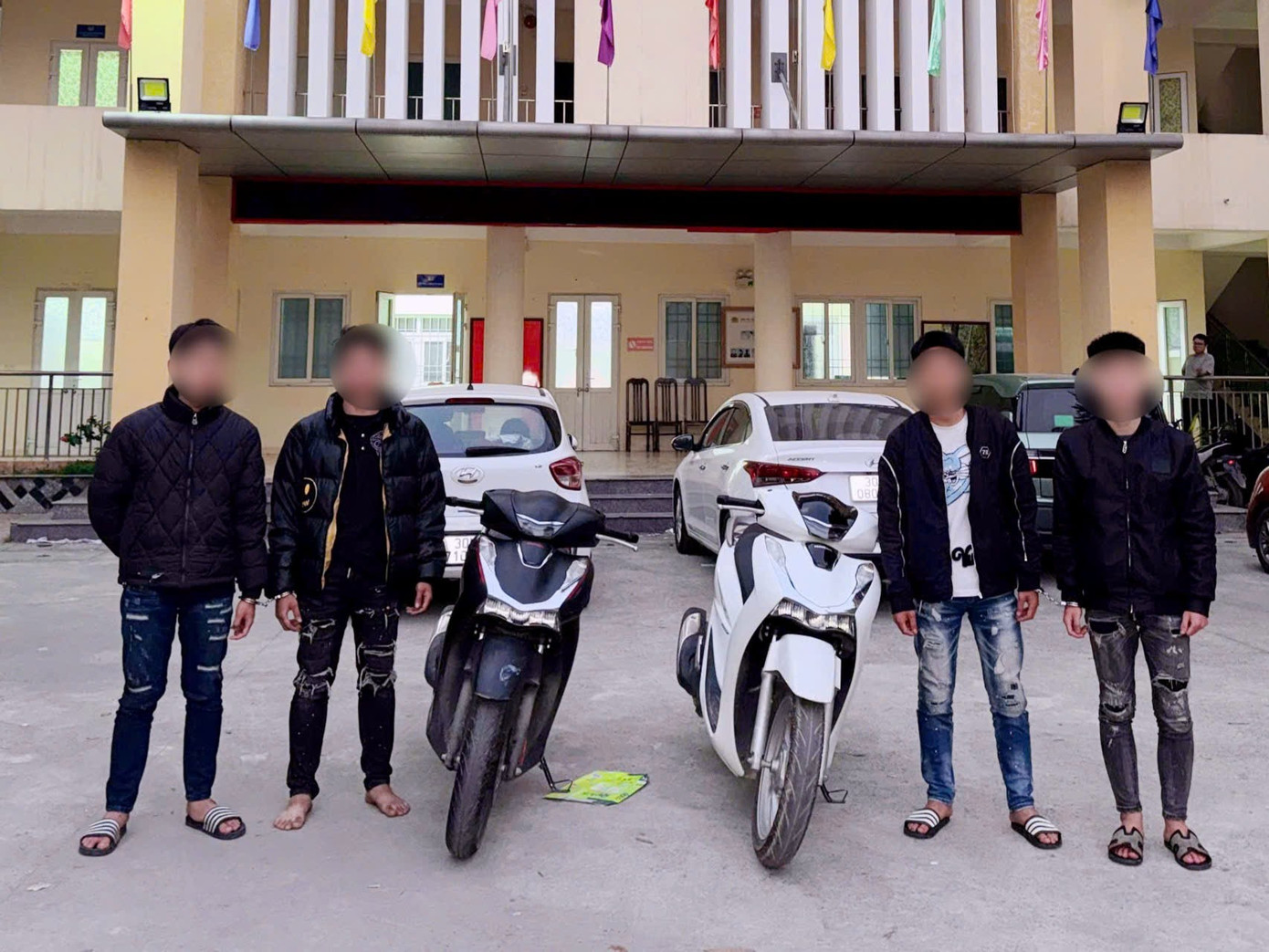 CSGT Hà Nội cùng người dân khống chế nhóm đối tượng mang hung khí rượt đuổi nhau trên đường- Ảnh 1.