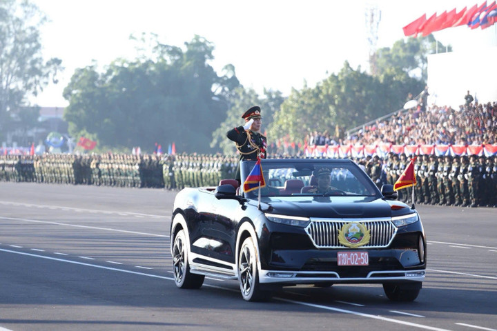 Xe điện Việt Nam nổi bật tại lễ diễu binh, diễu hành kỷ niệm Quốc khánh Lào- Ảnh 1.