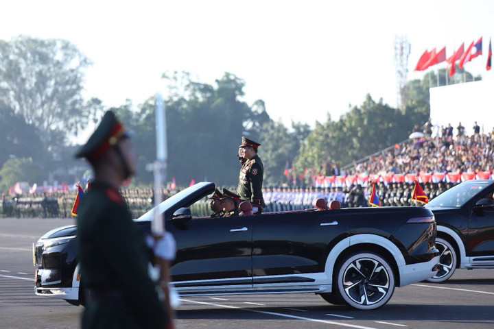 Xe điện Việt Nam nổi bật tại lễ diễu binh, diễu hành kỷ niệm Quốc khánh Lào- Ảnh 5.