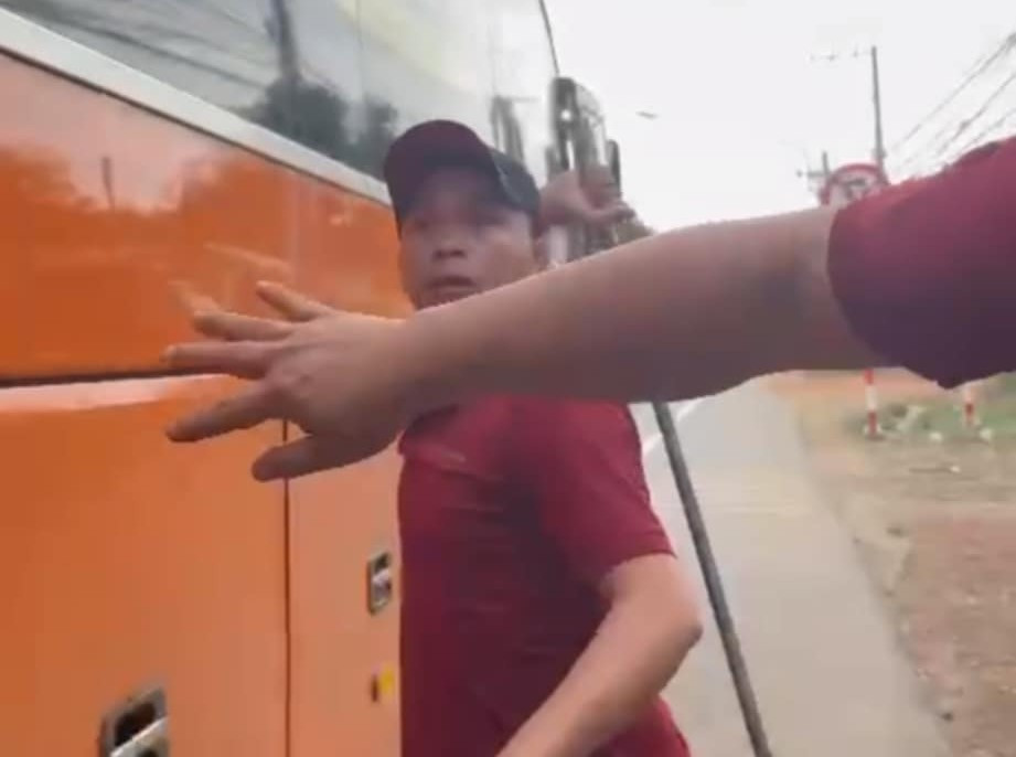 [Clip] Phụ xe khách cầm gậy đe dọa người đi đường gây xôn xao dư luận ở TPHCM- Ảnh 1.