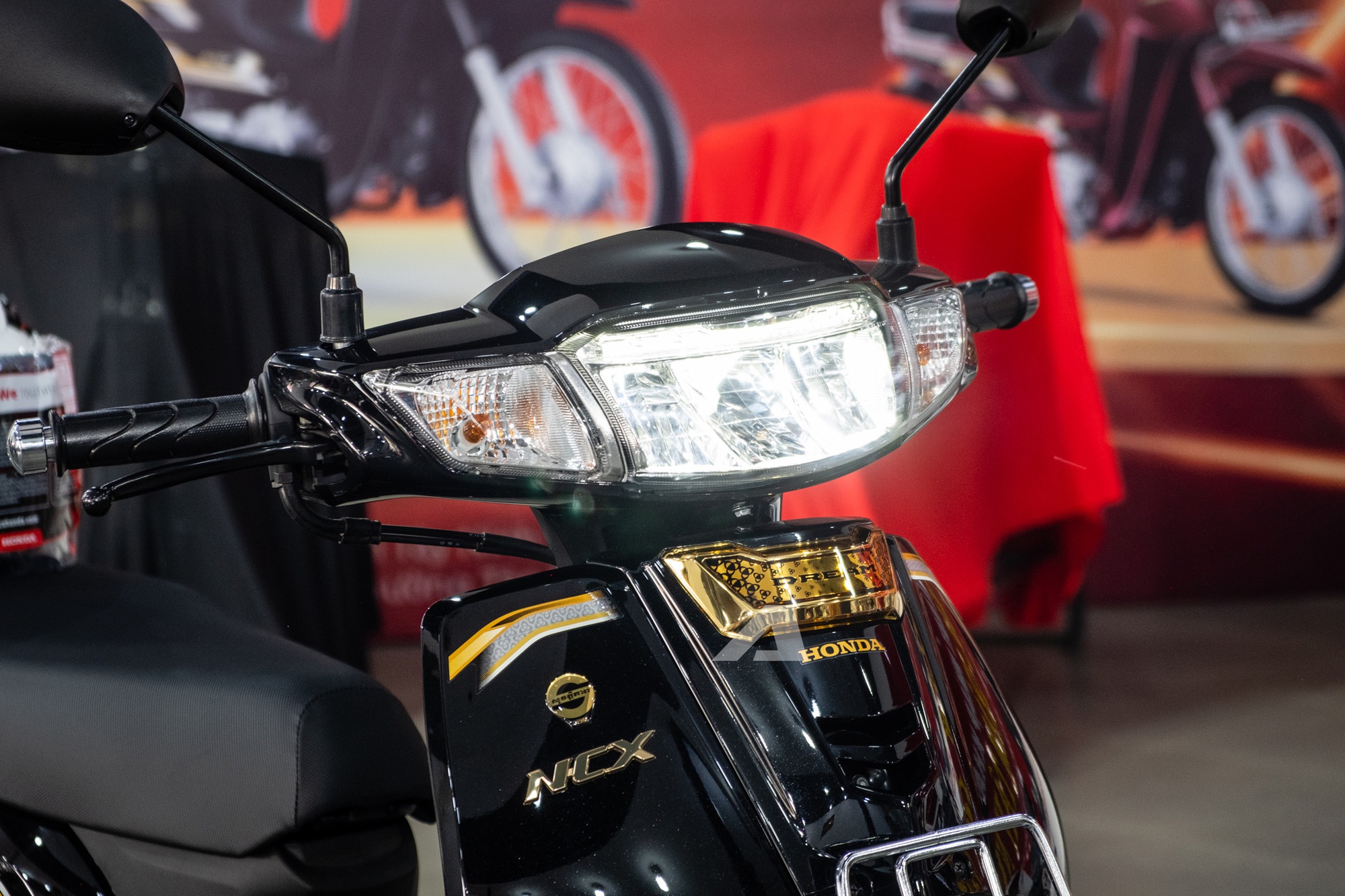 Honda Dream NCX 2026 đầu tiên về Việt Nam: Giá hơn 100 triệu đồng, ngang 2 chiếc SH- Ảnh 8. Honda Dream NCX 2026 đầu tiên về Việt Nam: Giá hơn 100 triệu đồng, ngang 2 chiếc SH- Ảnh 8.